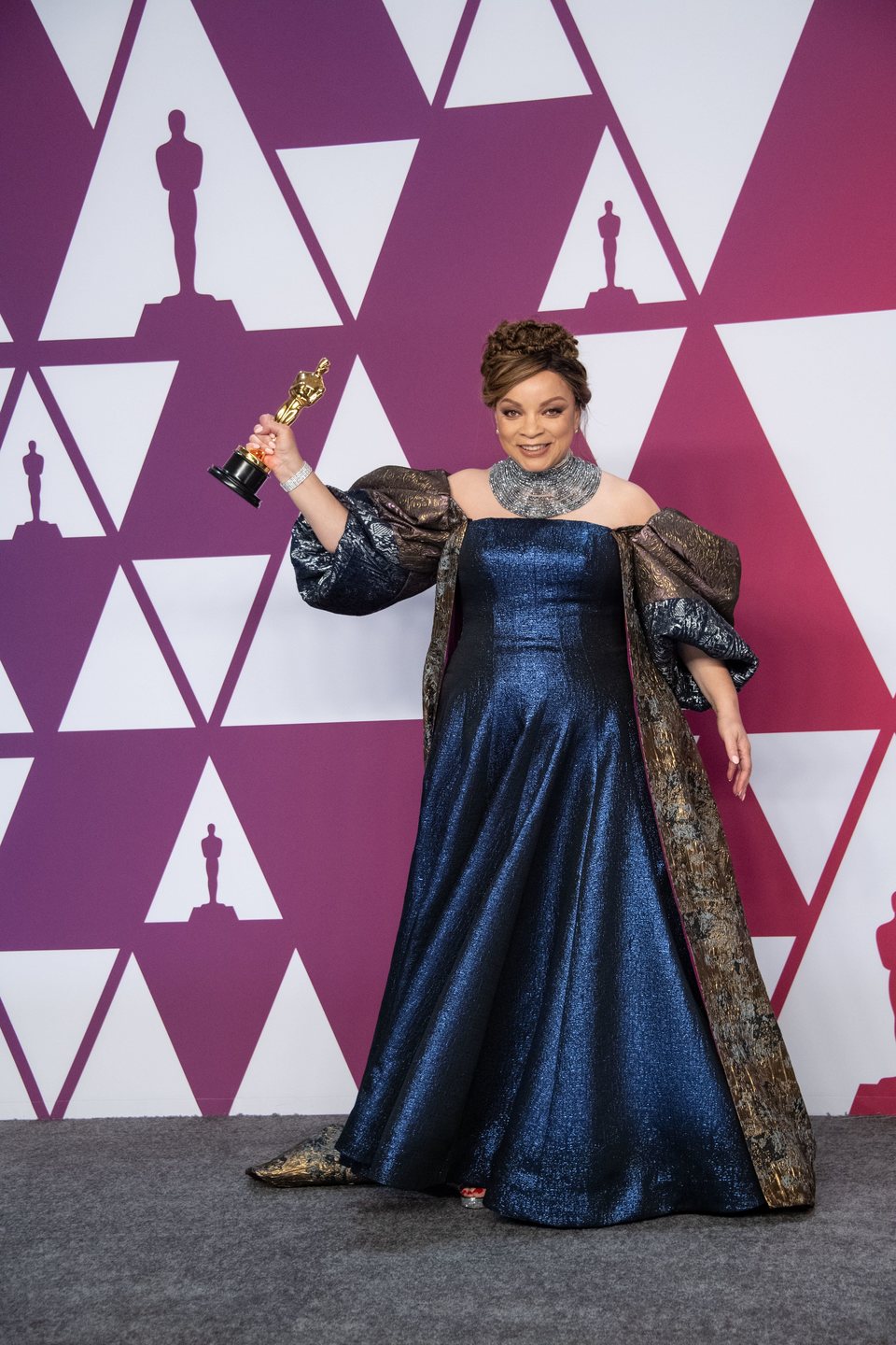 La ganadora del Oscar a mejor vestuario por 'Black Panther' posa con su Oscar