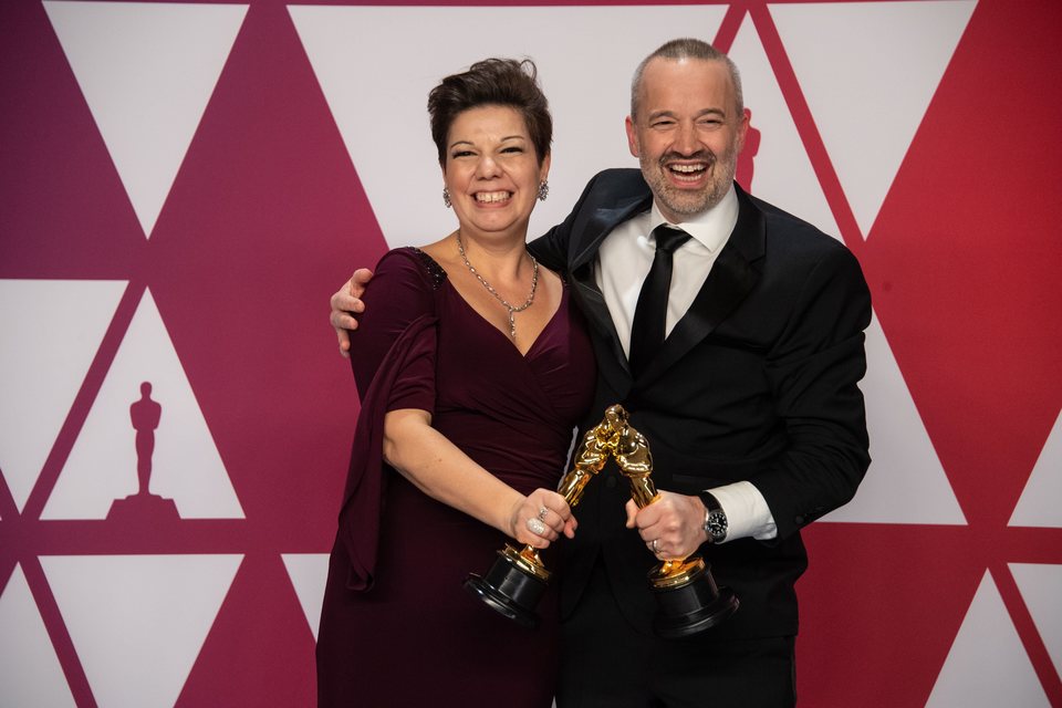 Los ganadores del Oscar a mejor edición de sonido por 'Bohemian Rhapsody' posan con sus Oscars