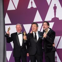 Los ganadores del Oscar a mejor mezcla de sonido por 'Bohemian Rhapsody' posan con sus Oscars