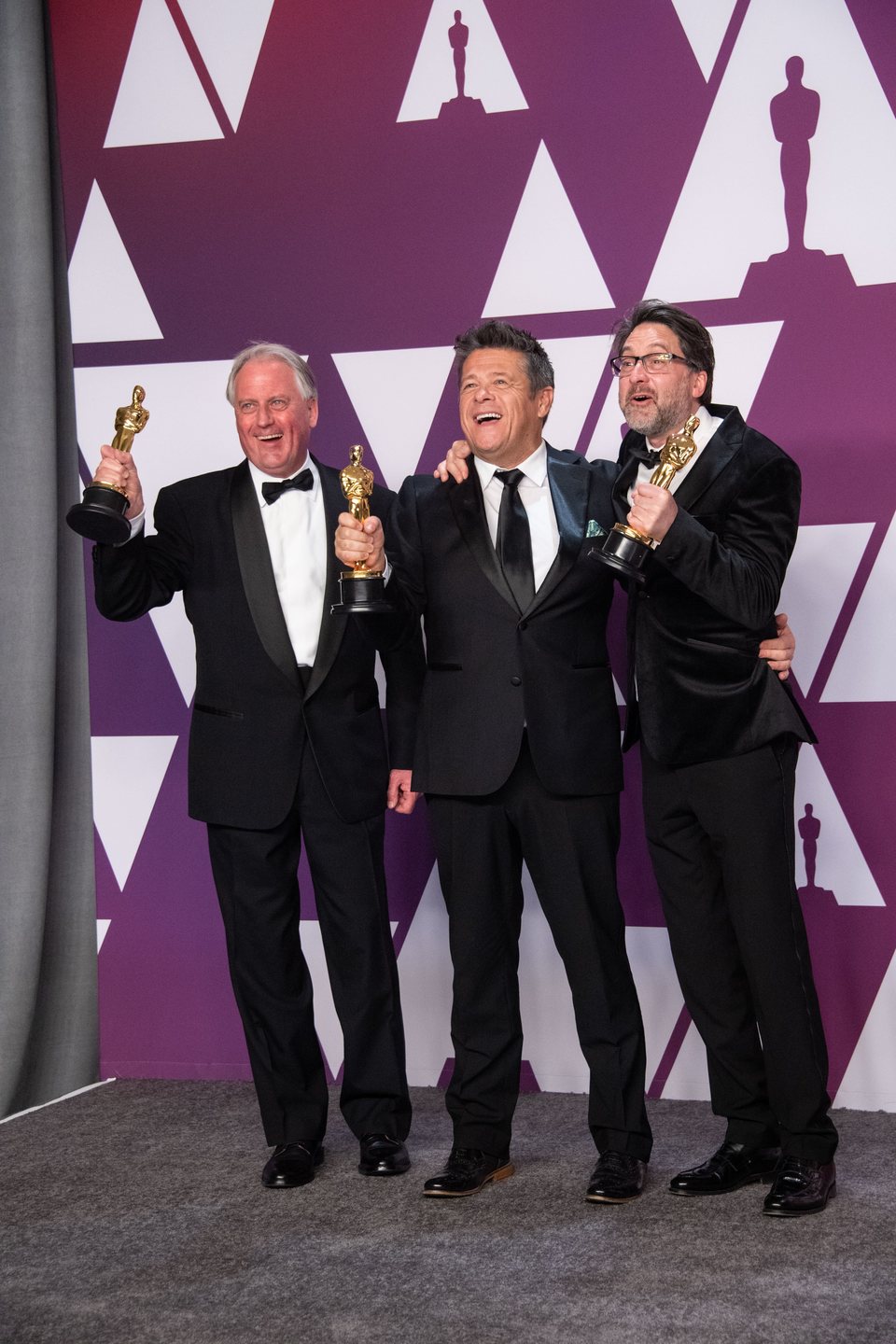 Los ganadores del Oscar a mejor mezcla de sonido por 'Bohemian Rhapsody' posan con sus Oscars