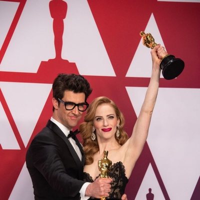 Los ganadores del Oscar a mejor cortometraje por 'Skin' posan con sus Oscars