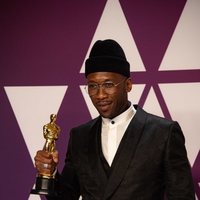 Mahershala Ali posa con su Oscar