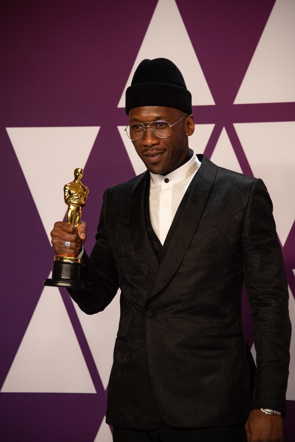 Mahershala Ali posa con su Oscar