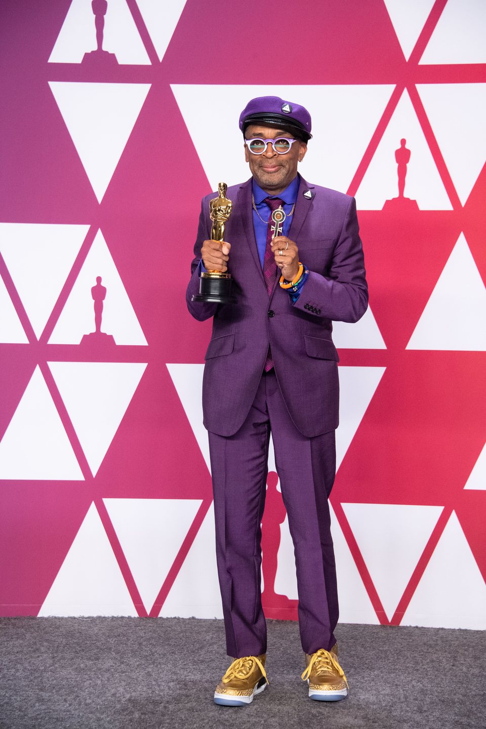 Spike Lee posa con su Oscar