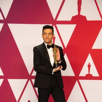 Rami Malek posa con su Oscar