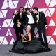 Los ganadores del Oscar a mejor canción por 'Shallow' posan con sus Oscars