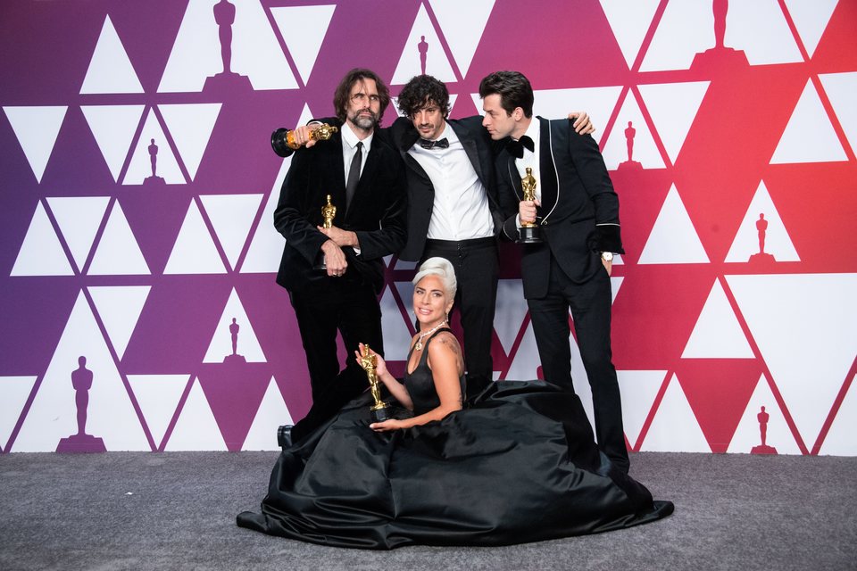 Los ganadores del Oscar a mejor canción por 'Shallow' posan con sus Oscars