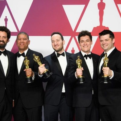 Los ganadores del Oscar a mejor película de animación por 'Spiderman: un nuevo universo' posan con sus Oscars