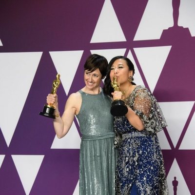 Las ganadoras del Oscar a mejor cortometraje de animación posan con su Oscars