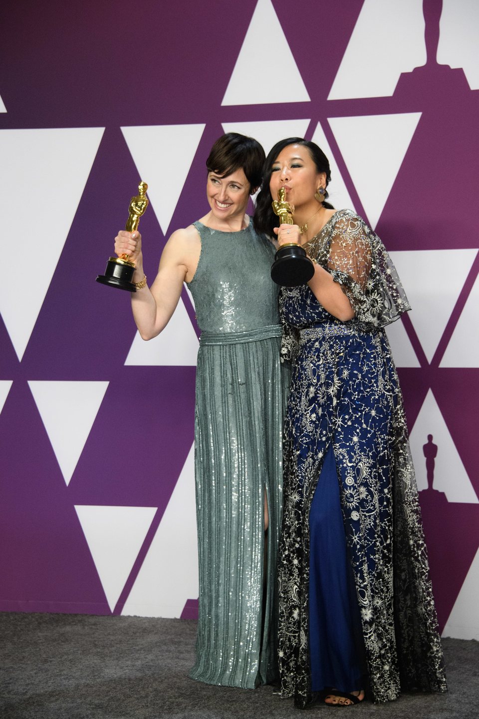 Las ganadoras del Oscar a mejor cortometraje de animación posan con su Oscars