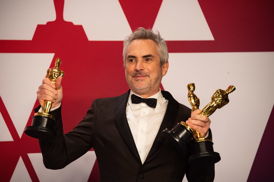 Alfonso Cuarón posa con sus tres Oscars