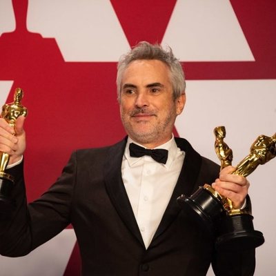 Alfonso Cuarón posa con sus tres Oscars