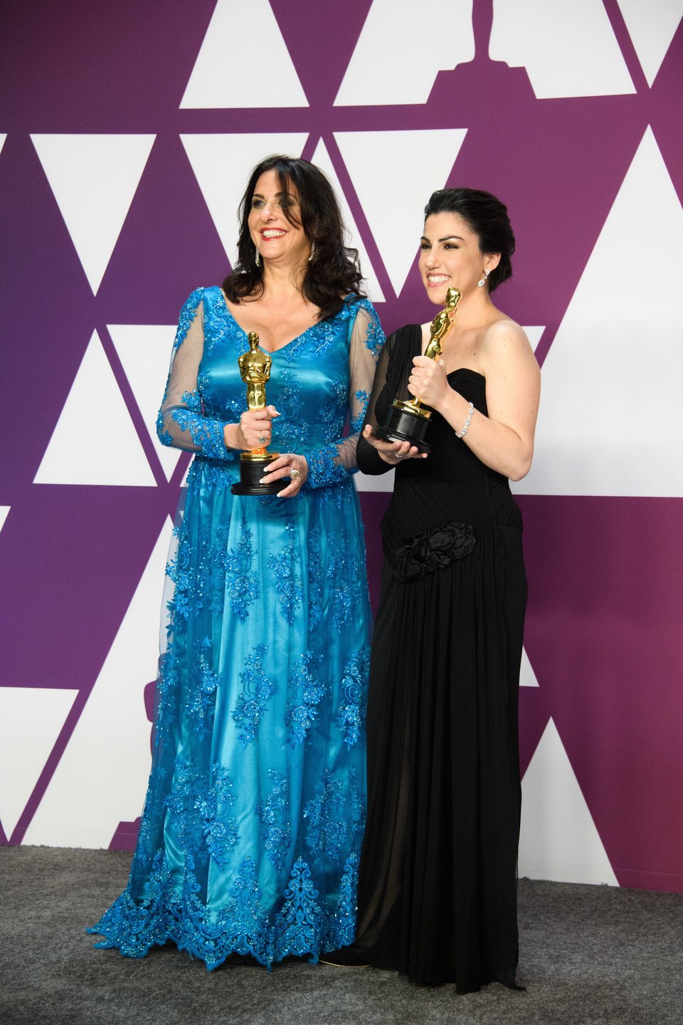 Las ganadoras del Oscar a mejor documental corto posan con sus Oscars 