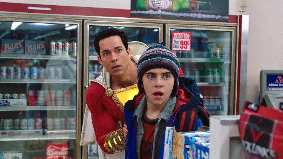 Billy Batson (Asher Angel) y su alter ego, Shazam (Zachary Levi) en '¡Shazam!'