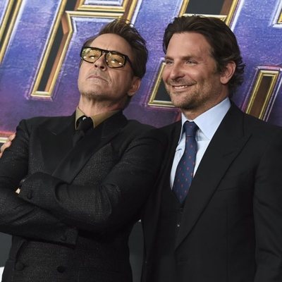 Robert Downey Jr y Bradley Cooper en la alfombra roja de 'Vengadores: Endgame'