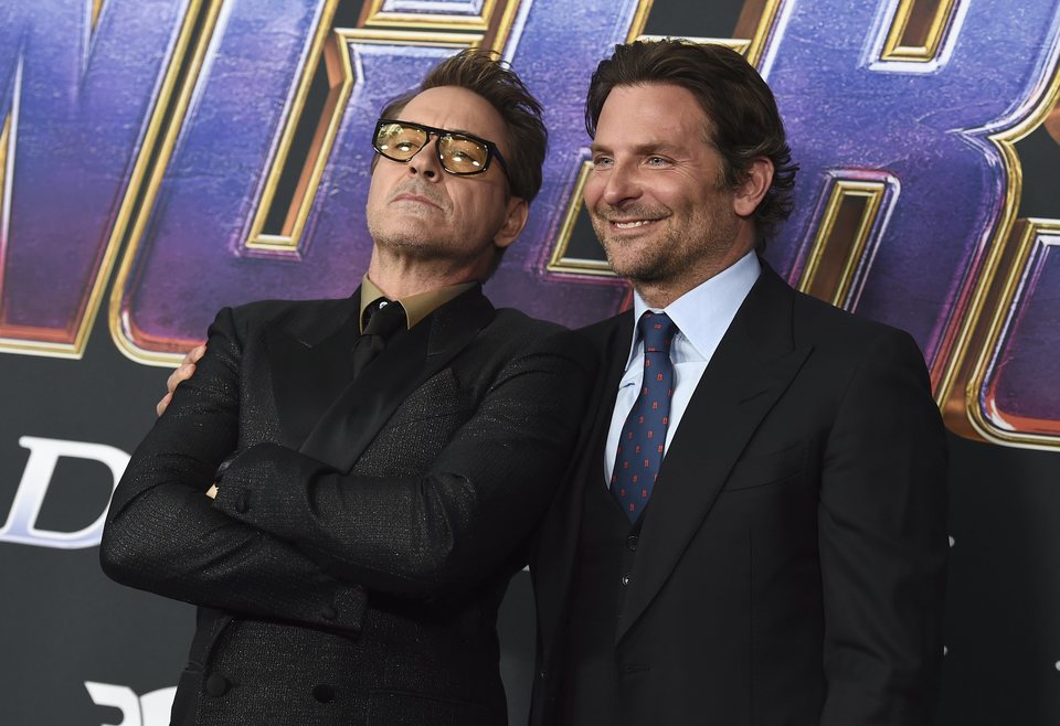 Robert Downey Jr y Bradley Cooper en la alfombra roja de 'Vengadores: Endgame'