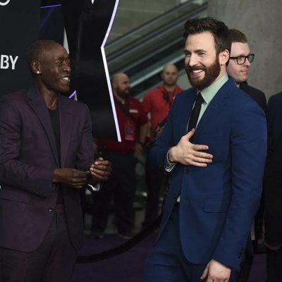 Don Cheadle y Chris Evans en la alfombra roja de 'Vengadores: Endgame'