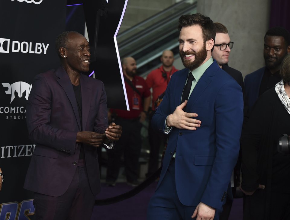 Don Cheadle y Chris Evans en la alfombra roja de 'Vengadores: Endgame'