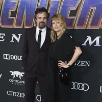 Mark Ruffalo y Sunrise Coigney en la alfombra roja de 'Vengadores: Endgame'