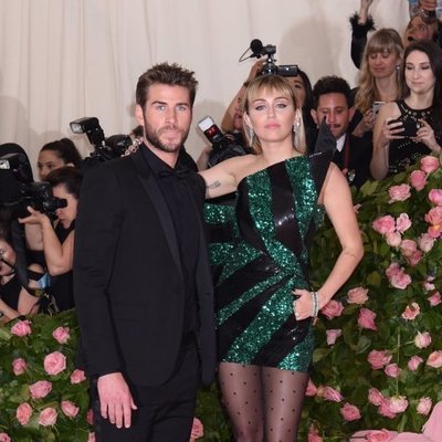 Miley Cyrus y Liam Hemsworth en la Gala del Met 2019