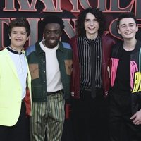 Gaten, Caleb, Finn y Noah en la premiere de la tercera temporada de 'Stranger Things'