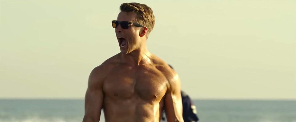 Glen Powell luciendo su físico en 'Top Gun Maverick'