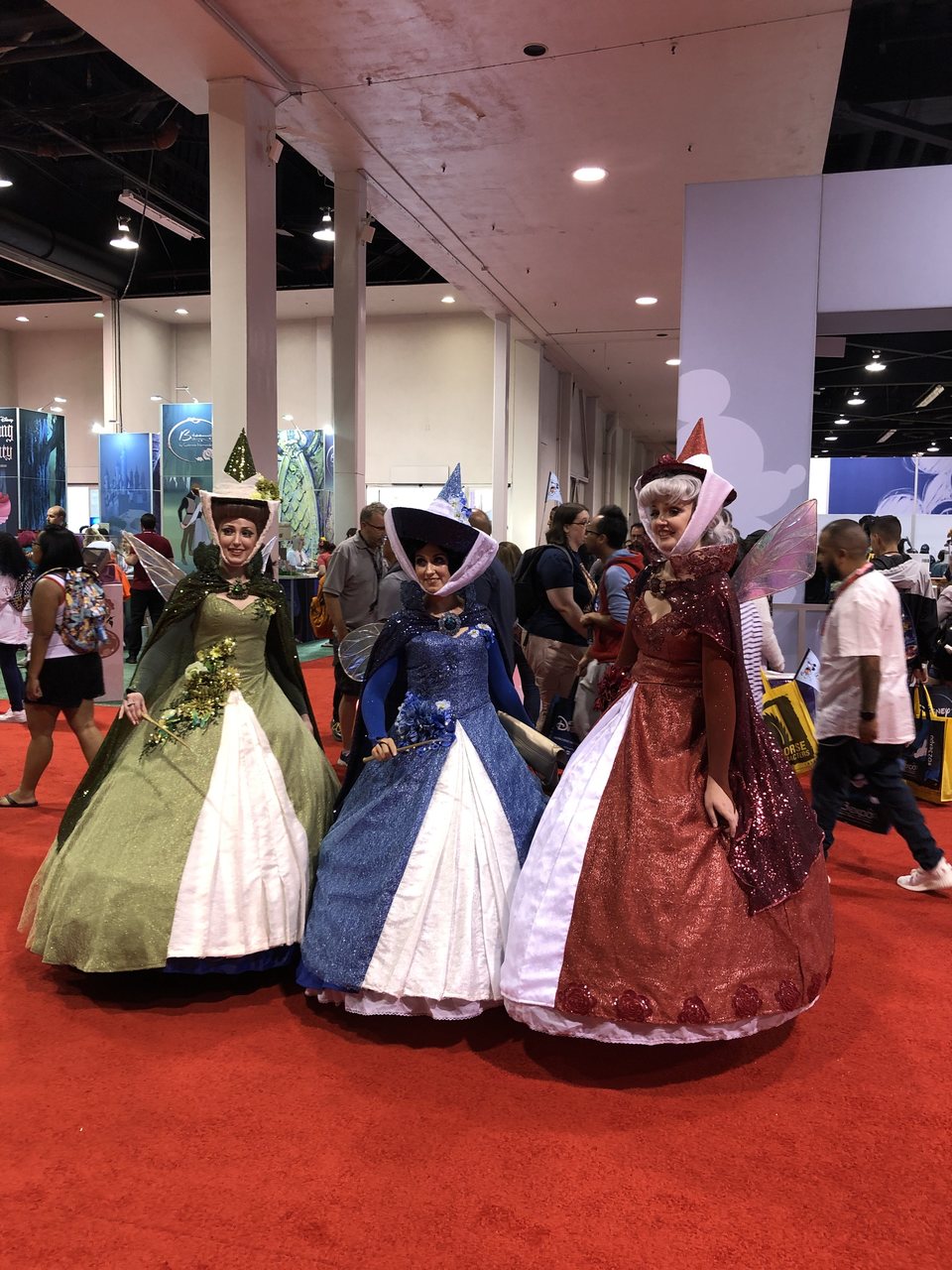 Tres fans caracterizadas como las hadas de 'La Bella Durmiente' en la D23 2019