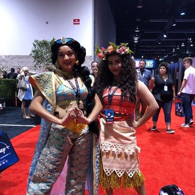 Fans disfrazadas como Yasmin y Moana