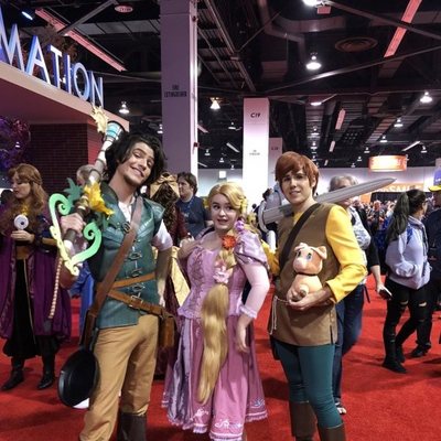 Fans disfrazados de Flynn, Rapunzel y Taron, de 'Enredados' y 'Taron y el caldero mágico'