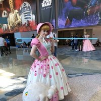 Fan disfrazada de Bo Peep, de la saga 'Toy Story'