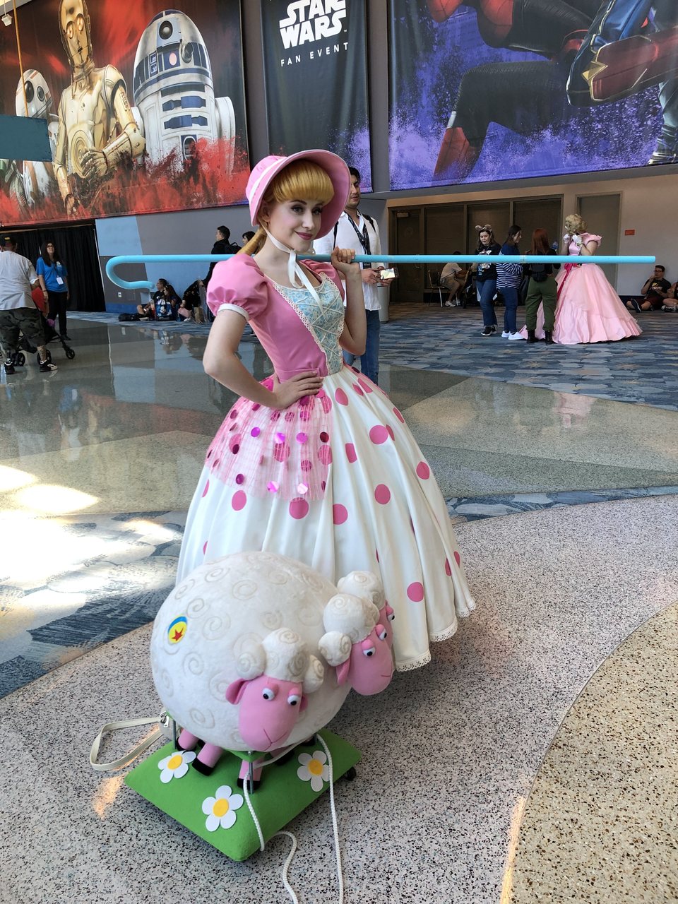 Fan disfrazada de Bo Peep, de la saga 'Toy Story'