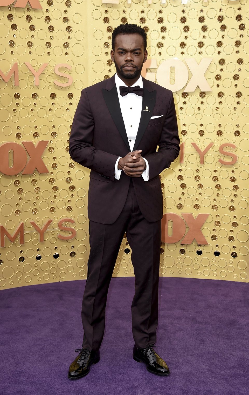 William Jackson Harper en la alfombra roja de los Emmy 2019