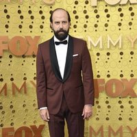 Brett Gelman en la alfombra roja de los Emmy 2019