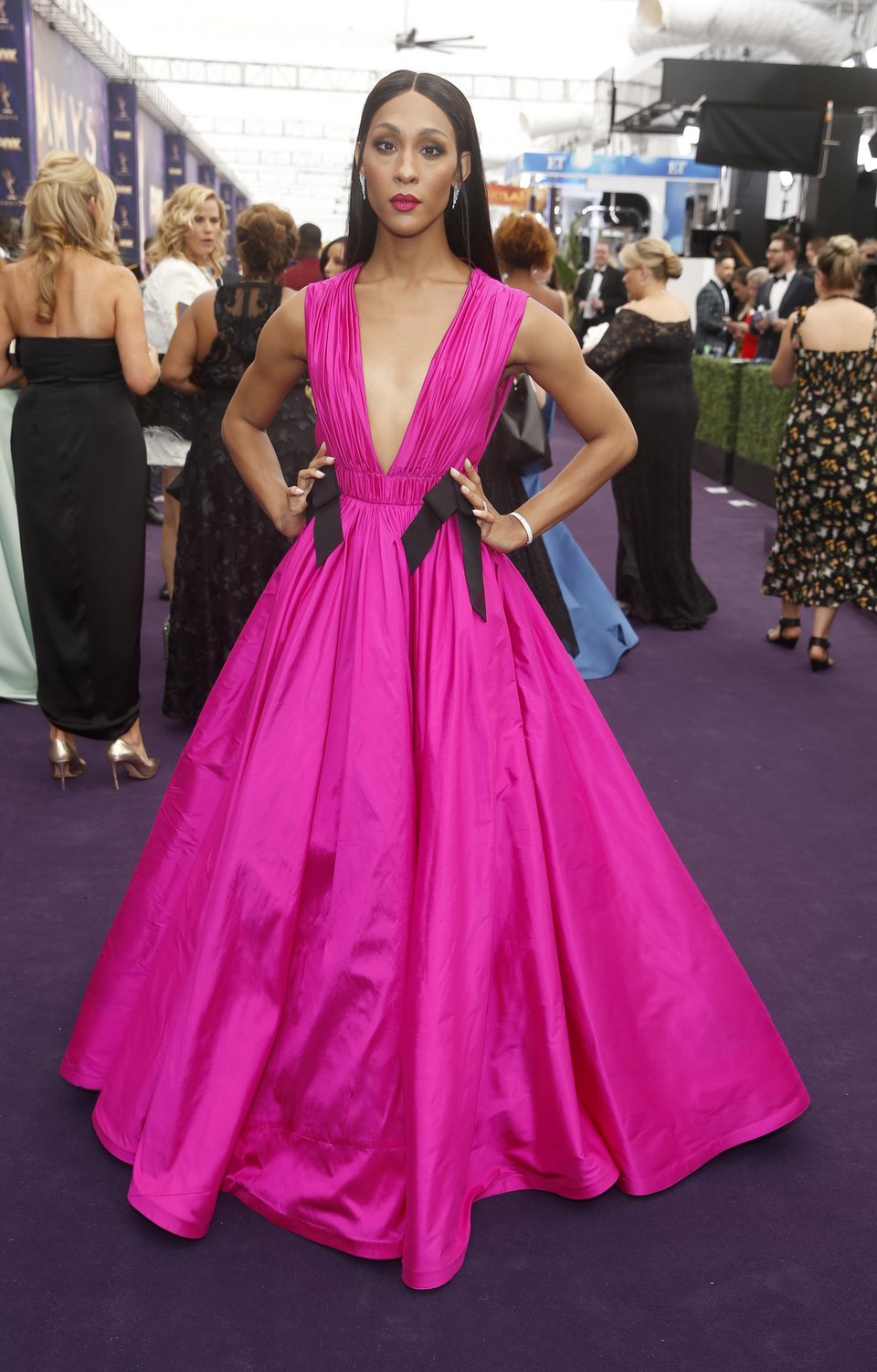 MJ Rodriguez en la alfombra roja de los premios Emmy 2019