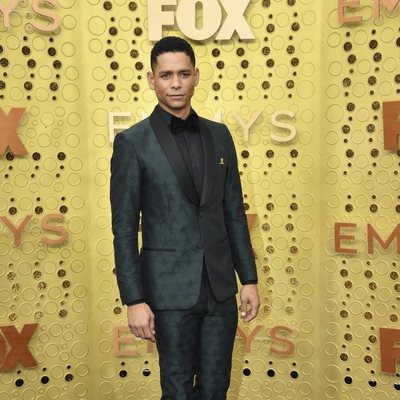 Charlie Barnett en la alfombra roja de los premios Emmy 2019