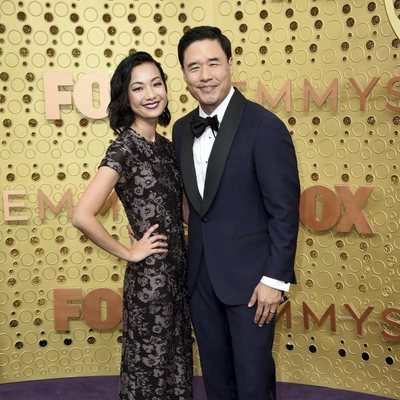 Randall Park en la alfombra roja de los Emmy 2019