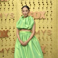 Greta Lee en la alfombra roja de los Emmy 2019