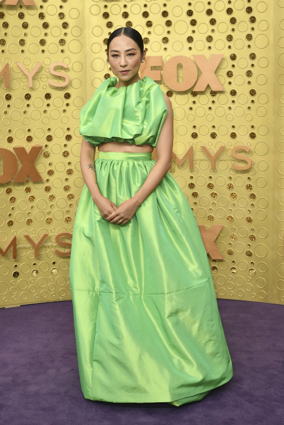 Greta Lee en la alfombra roja de los Emmy 2019