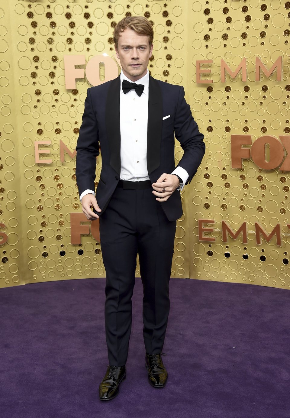 Alfie Allen en la alfombra roja de los Emmy 2019