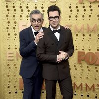 Eugene Levy y Dan Levy en la alfombra roja de los Emmy 2019