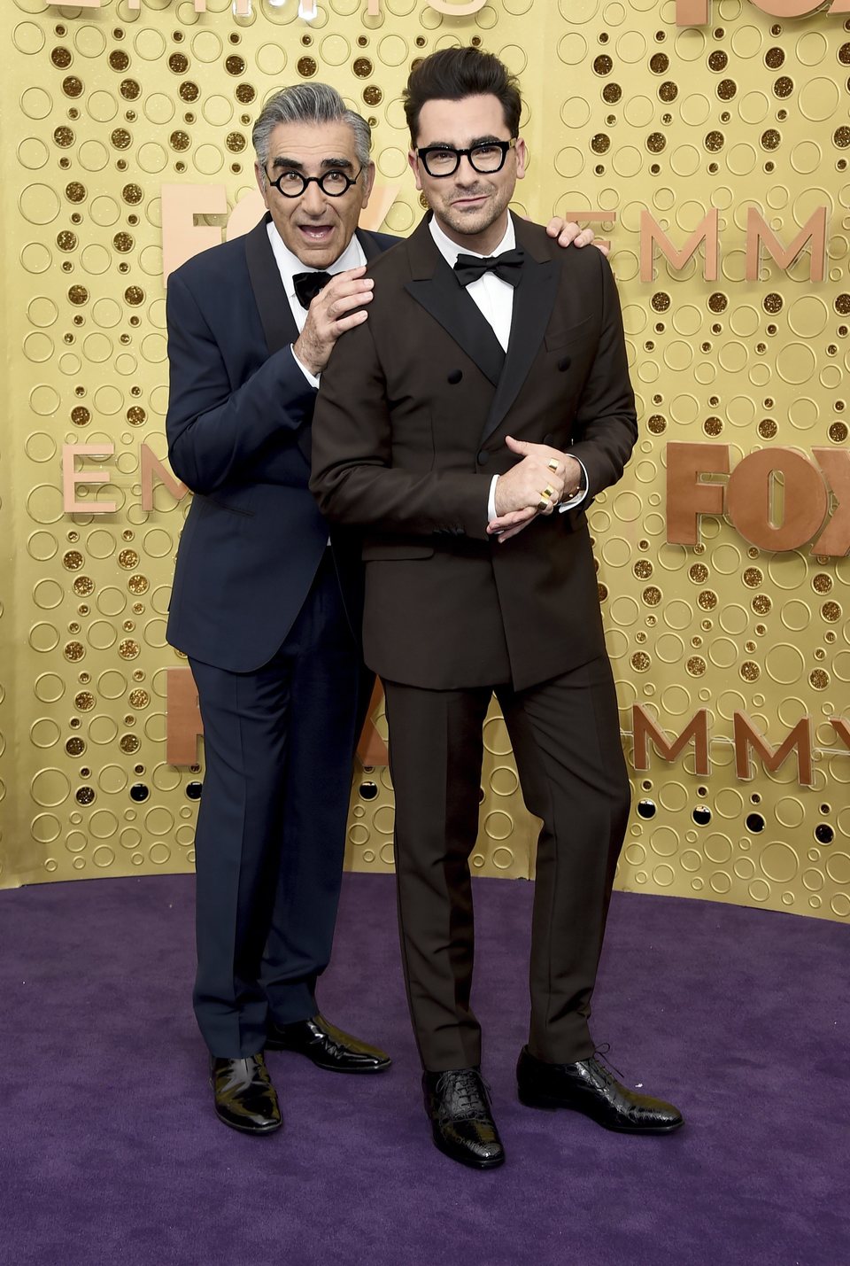 Eugene Levy y Dan Levy en la alfombra roja de los Emmy 2019