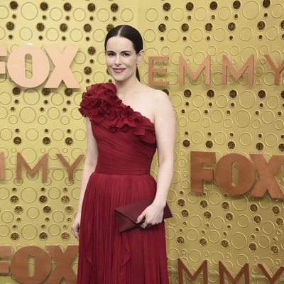 Emily Hampshire en la alfombra roja de los premios Emmy 2019