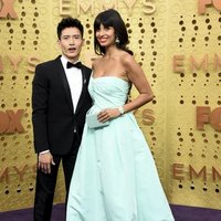 Manny Jacinto y Jameela Jamil en la alfombra roja de los Emmy 2019