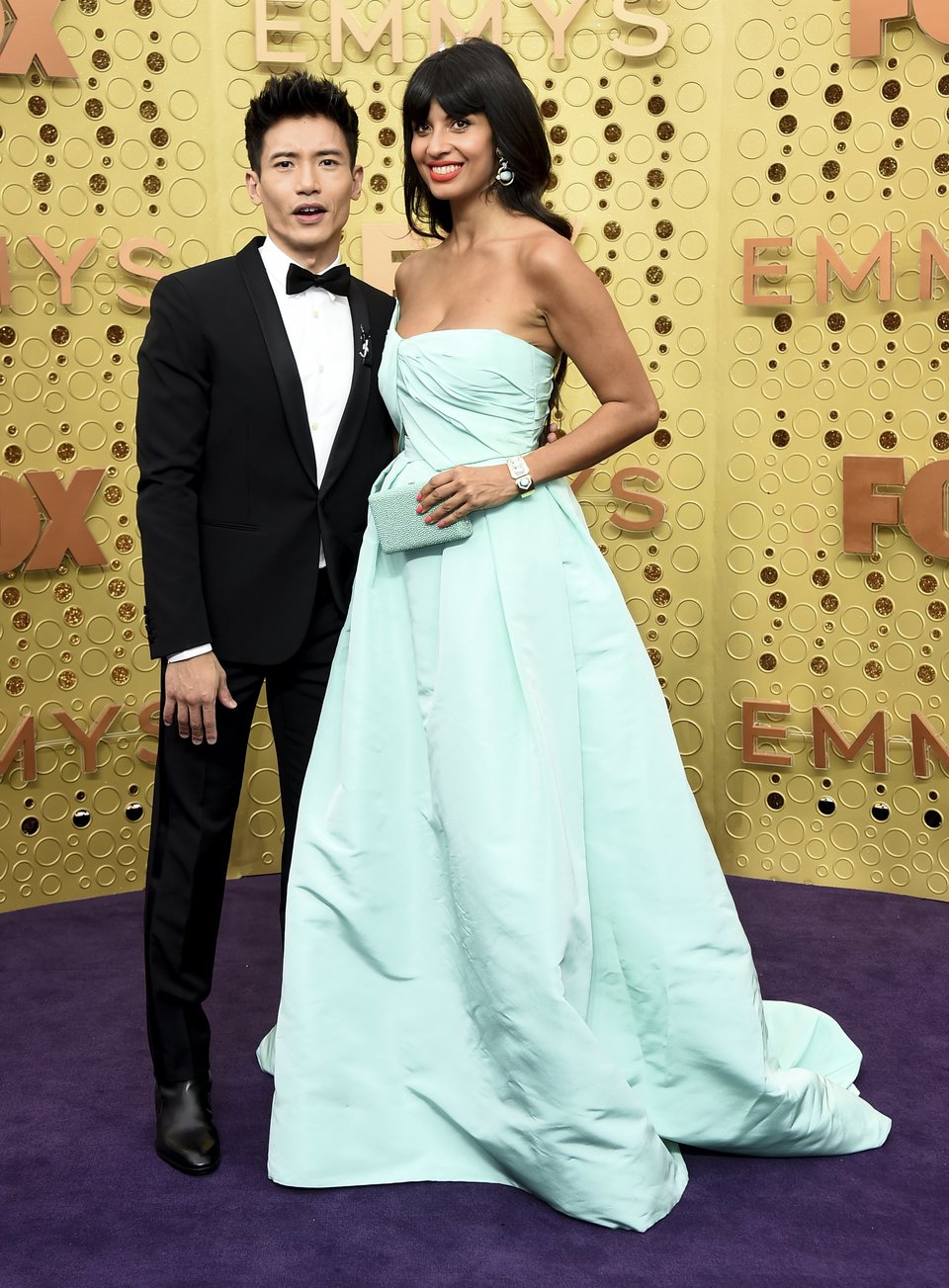 Manny Jacinto y Jameela Jamil en la alfombra roja de los Emmy 2019