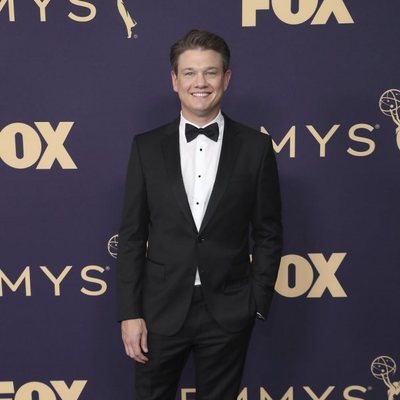 Brett Johnson en la alfombra roja de los Emmy 2019