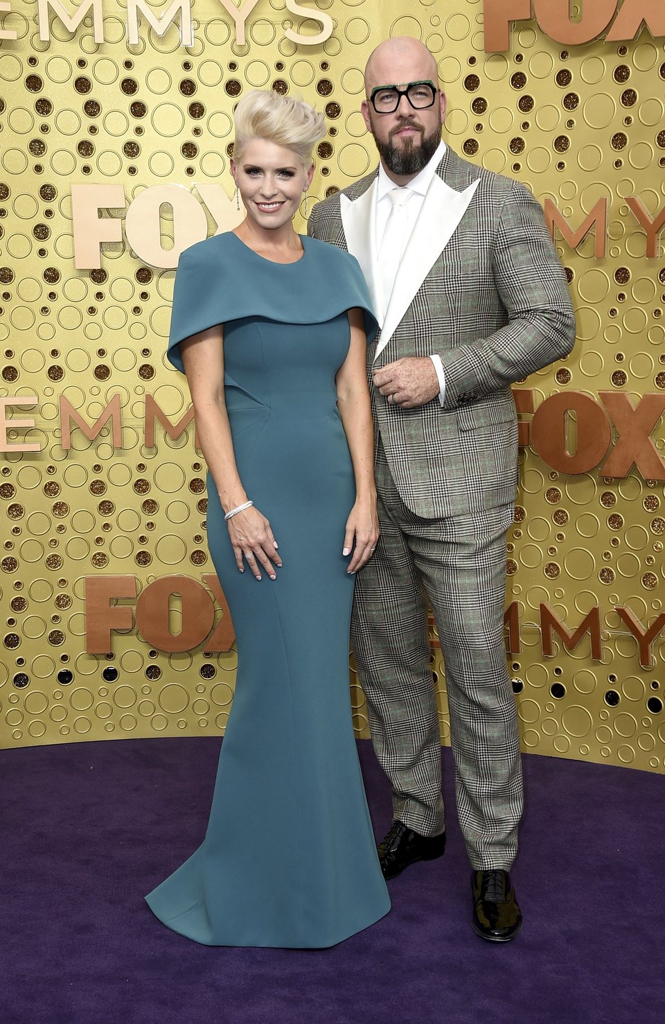 Chris Sullivan y Rachel Sullivan en la alfombra roja de los premios Emmy 2019