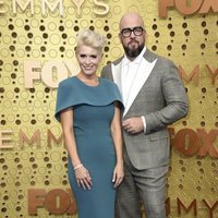 Chris Sullivan y Rachel Sullivan en la alfombra roja de los premios Emmy 2019