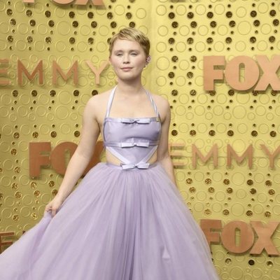 Eliza Scanlen en la alfombra roja de los Emmy 2019