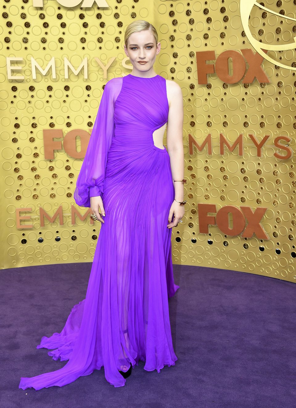 Julia Garner en la alfombra roja de los Emmy 2019