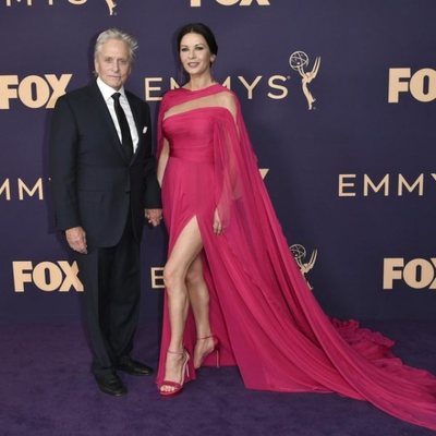 Michael Douglas y Catherine Zeta Jones en la alfombra roja de los Emmy 2019